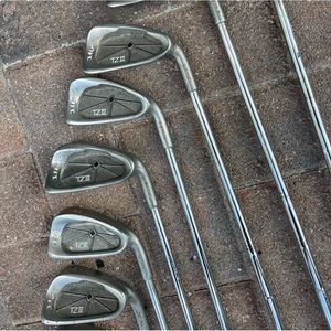 Golf clubs TZIII iron set 8 pc in right handed 
Steel shafts